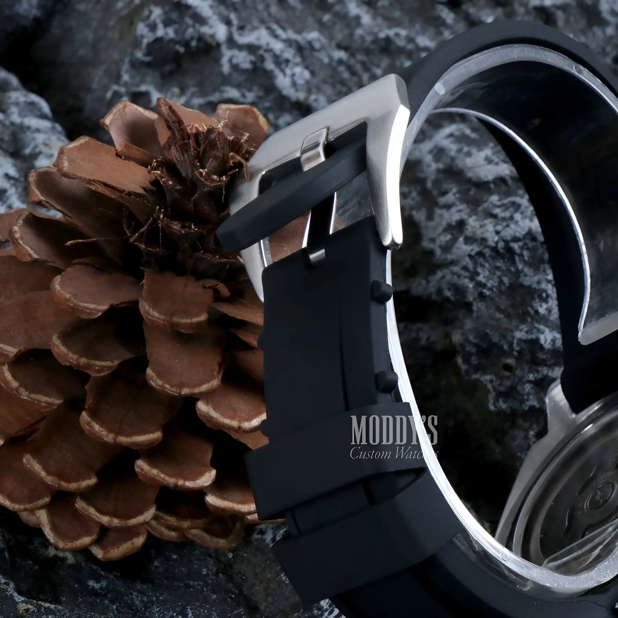 Paneiko | Black Rubber - Image 11