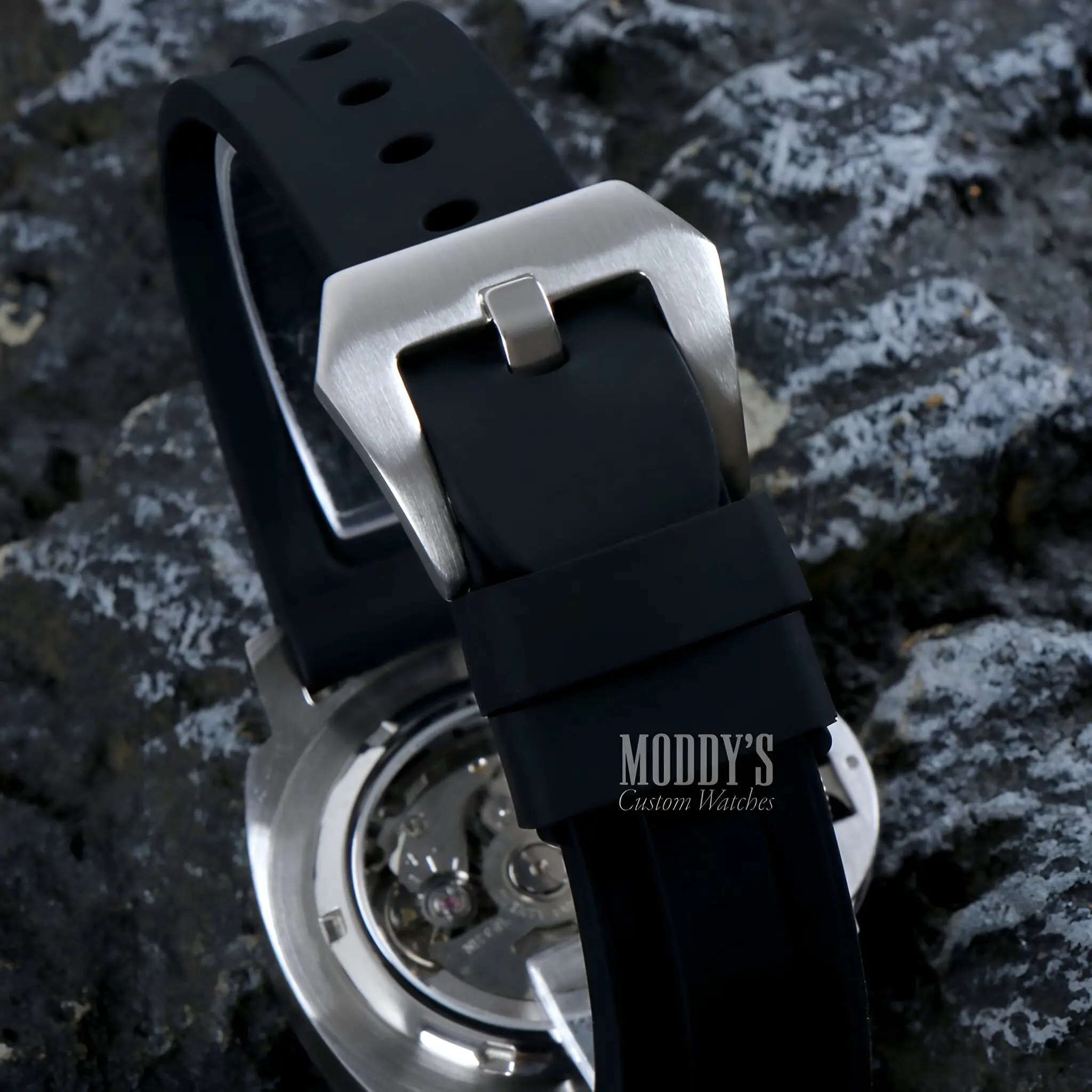 Paneiko | Black Rubber - Image 13