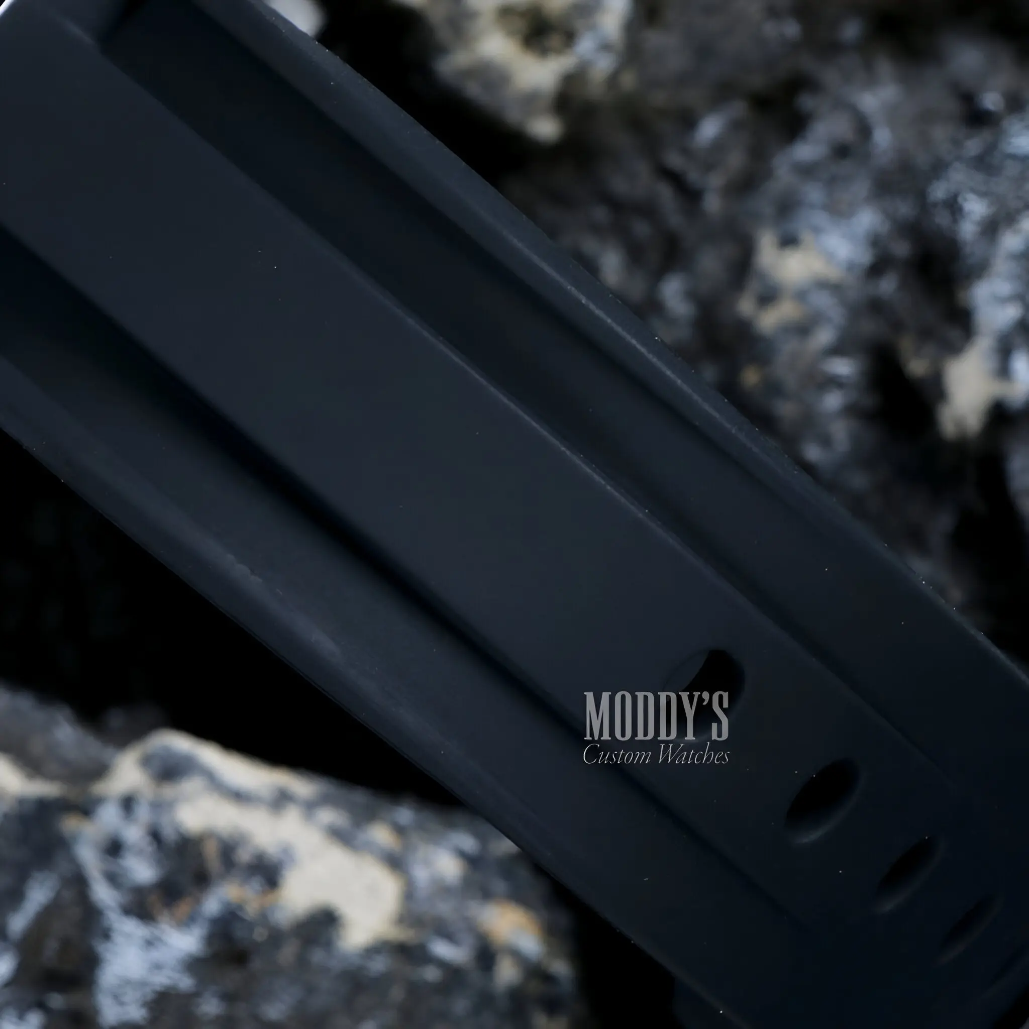 Paneiko | Black Rubber - Image 3