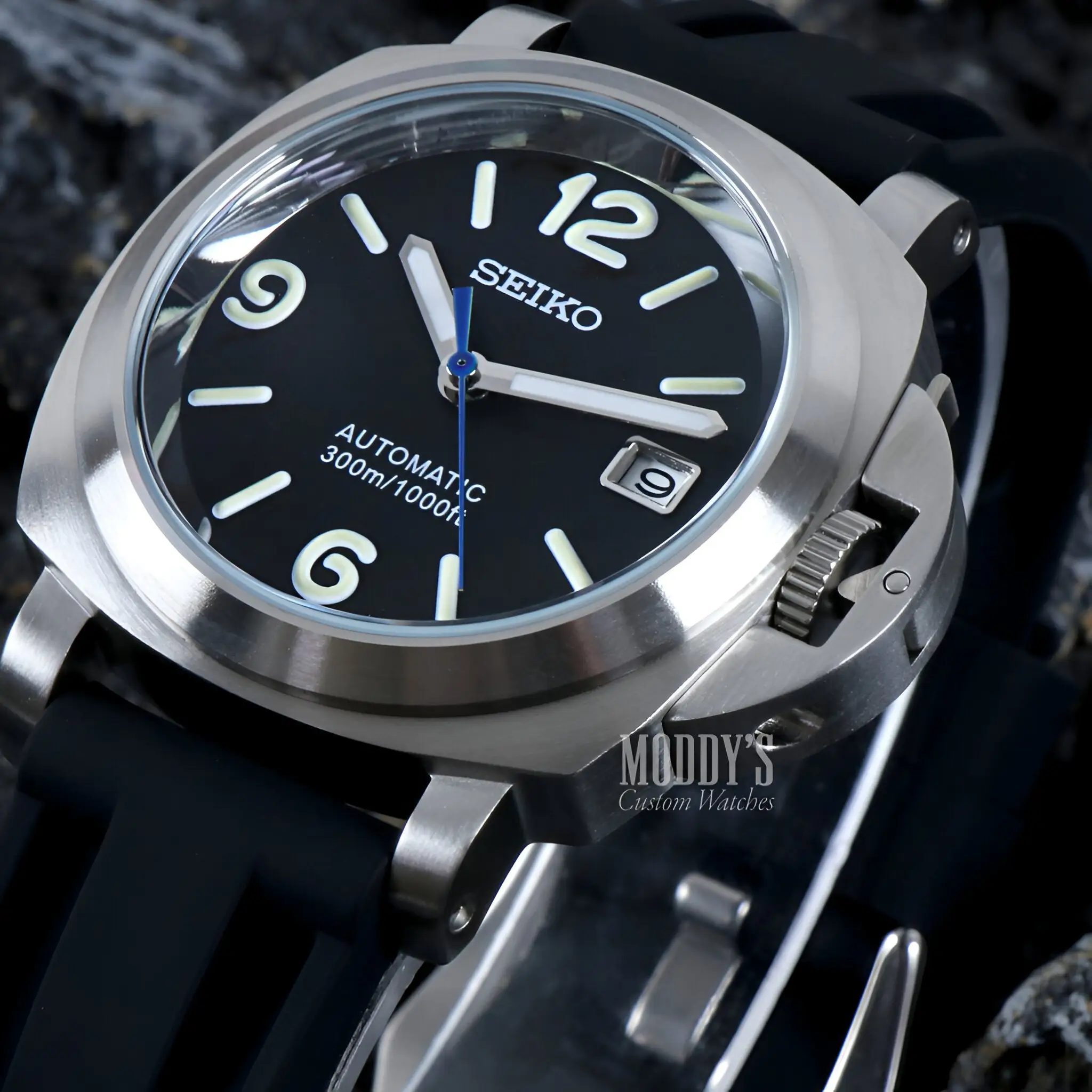 Paneiko | Black Rubber - Image 4